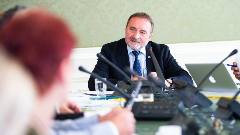 Bývalý senátor za ČSSD chce zpět, „český Cattani“ kandiduje za ANO